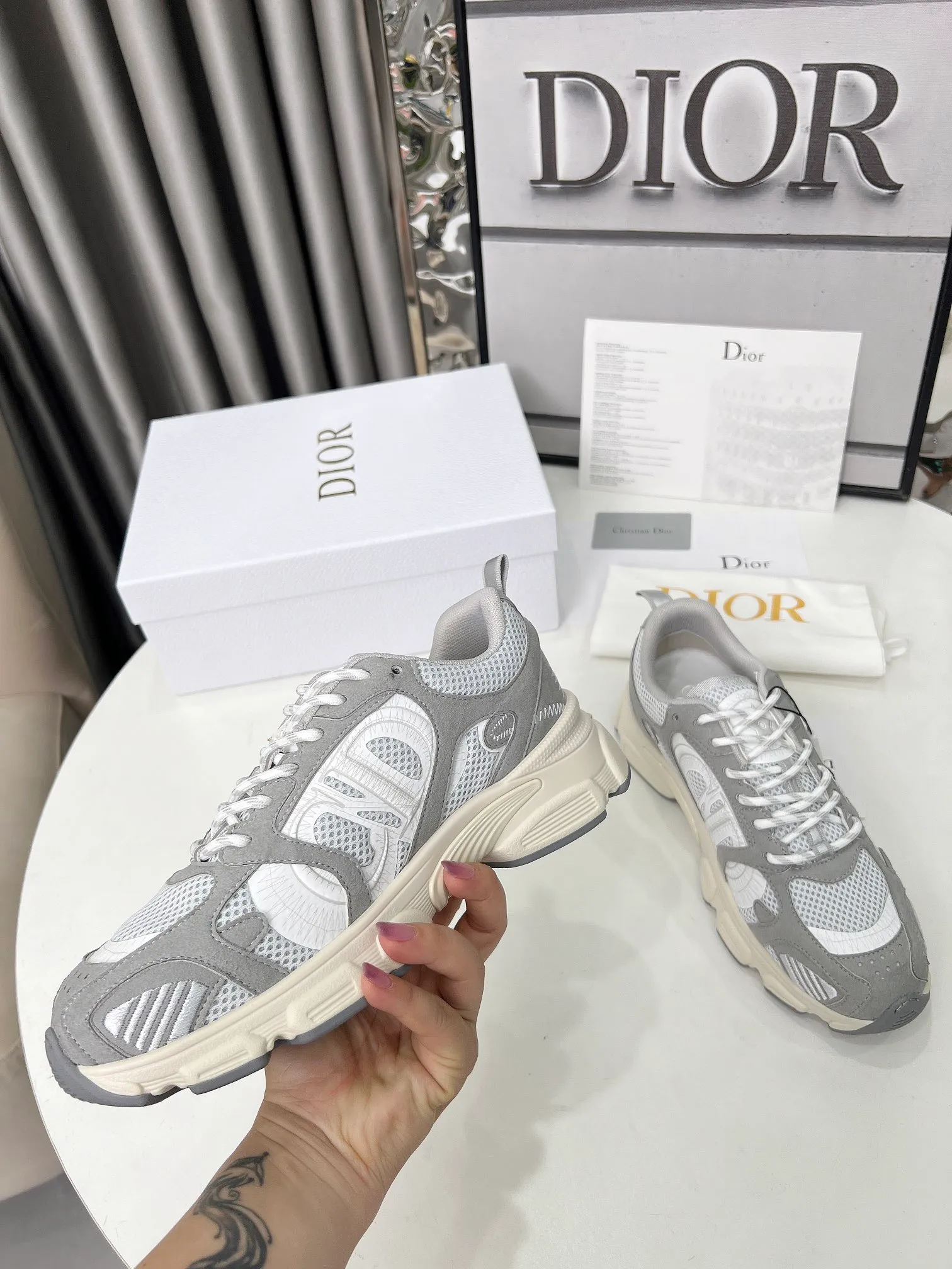 P560🐮🐮The official website of Dijia's new colors has been updated simultaneously [Celebration] This Dior Vibe sneaker incorporates Dior's high-end spirit and reinterprets classic running shoes. White mesh fabric features an Oblique print and is paired with laminated leather-effect panels in gold and silver tones for a contrasting look. It is further embellished with classic details such as 3D effect details, the lucky star symbol on the rear, and the logo on the tongue and rear pull tab. The lightweight sole is embellished with gray stars, complementing a variety of casual or elegant pieces for a modern look. Size: Women’s size 35-41 (35/42 can be customized) Men’s size 40-46 (39/46 can be customized)